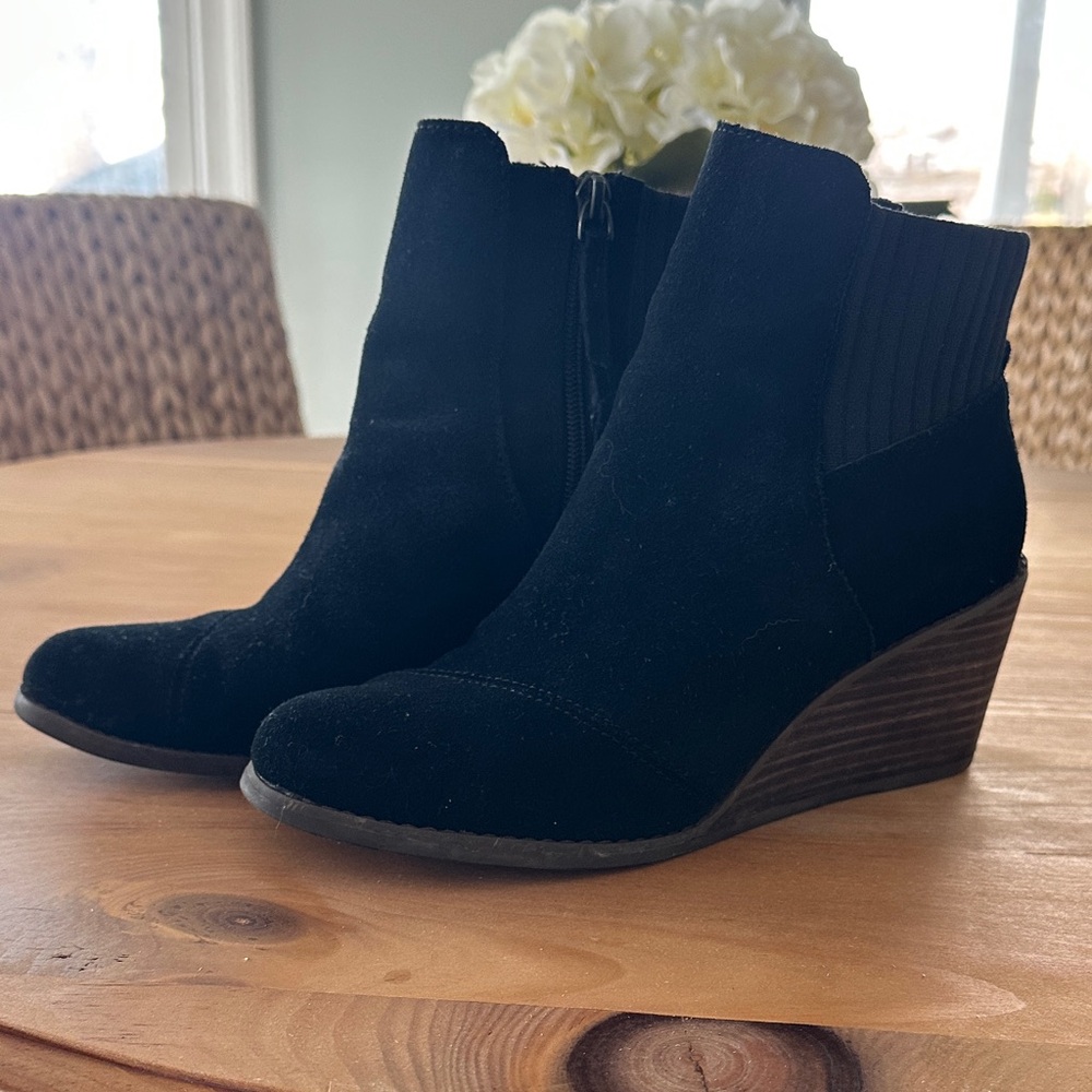 Toms Clara Black Suede Wedge Ankle Boots size 7